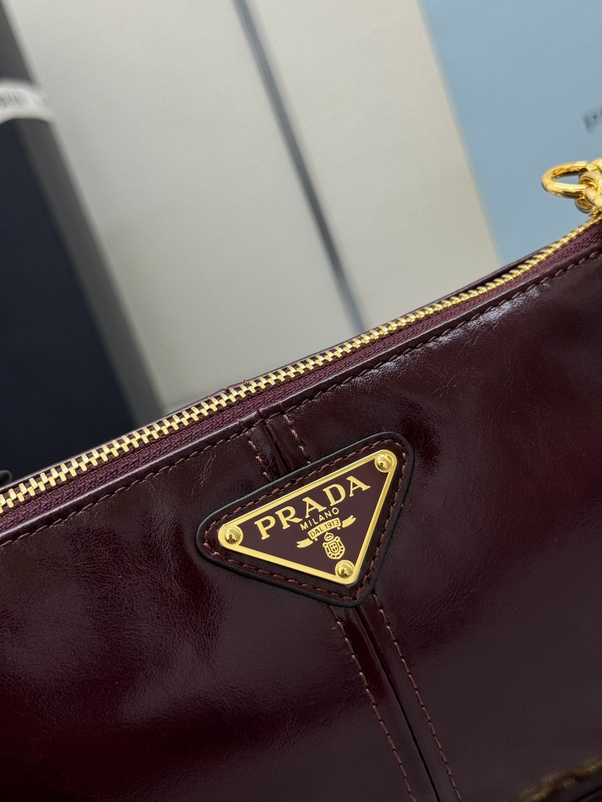 PRADA 25S RE-EDITION 2002 MEDIUM SHOULDER BAG 26 IN BURGUNDY CALFSKIN GOLD HARDWARE