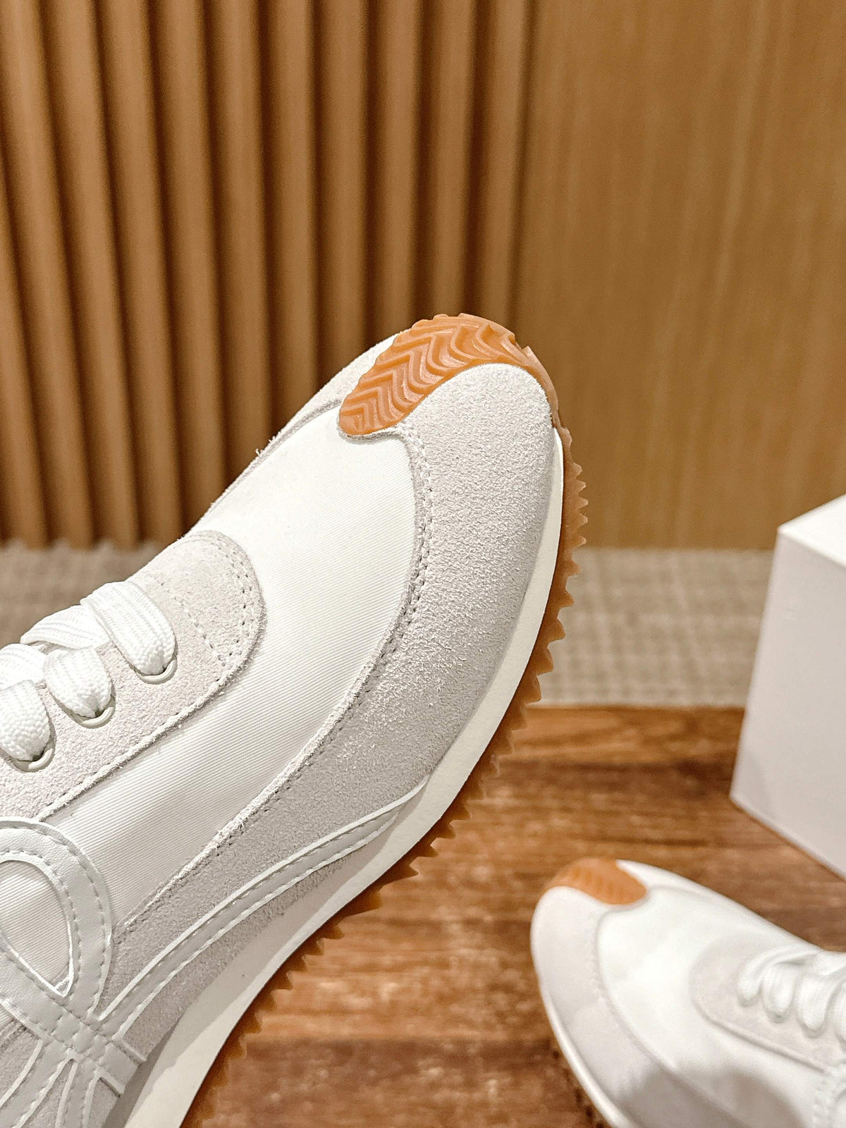 FLOW RUNNER SNEAKER IN LIGHT GRAY SUEDE AND WHITE SHEEPSKIN