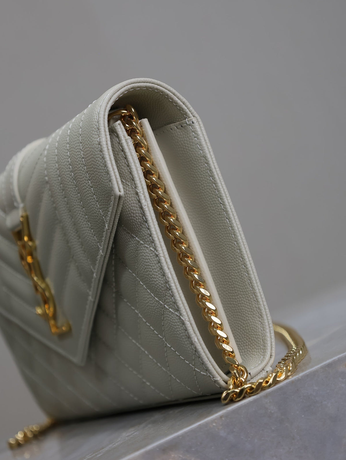 SAINT LAURENT ENVELOPE CHAIN BAG 22 IN LIGHT GRAY LAMBSKIN GOLD HARDWARE