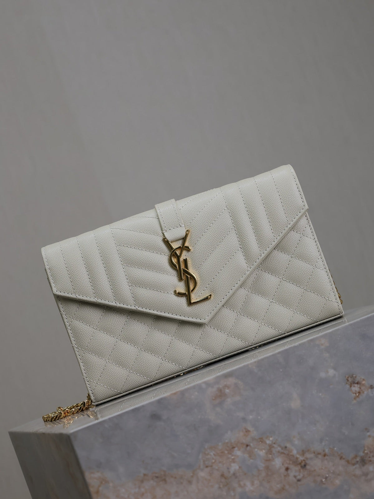 SAINT LAURENT ENVELOPE CHAIN BAG 22 IN LIGHT GRAY LAMBSKIN GOLD HARDWARE