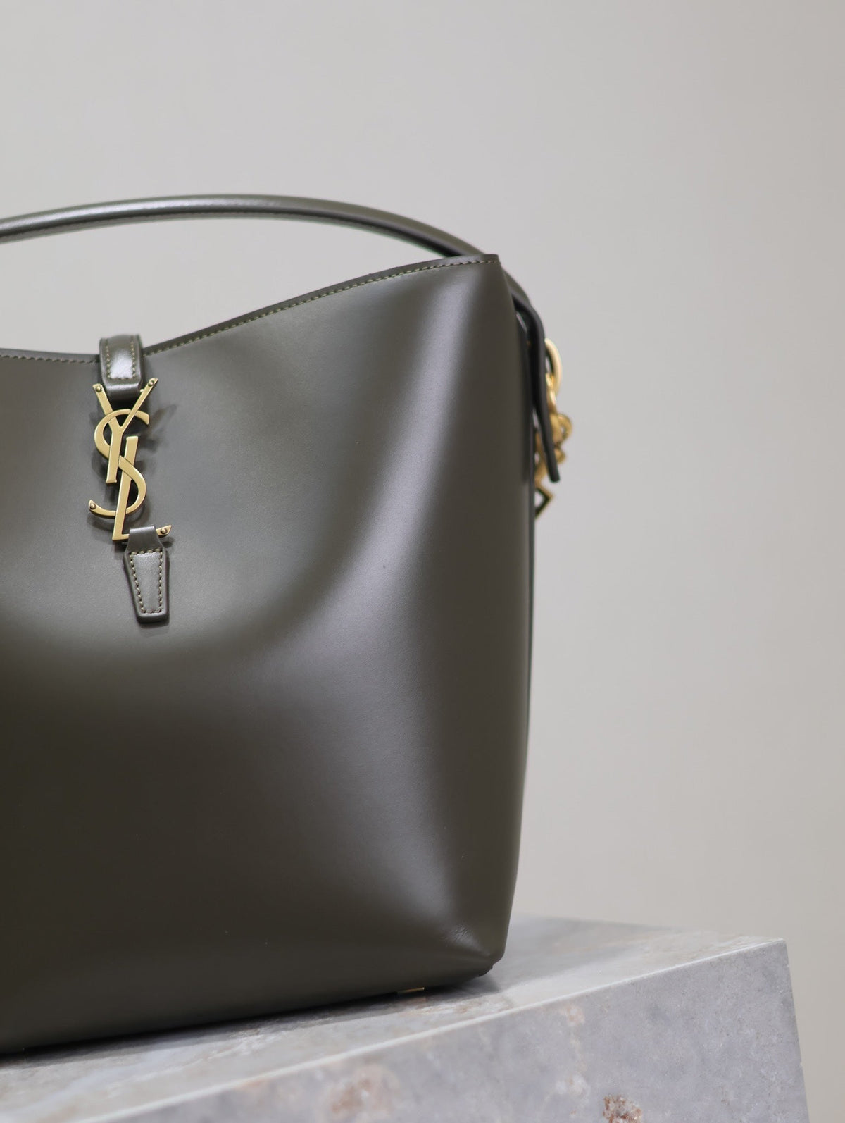 SAINT LAURENT YSL 25S LE 5 À 7 BUCKET 26 IN DARK OLIVE CALFSKIN GOLD HARDWRE