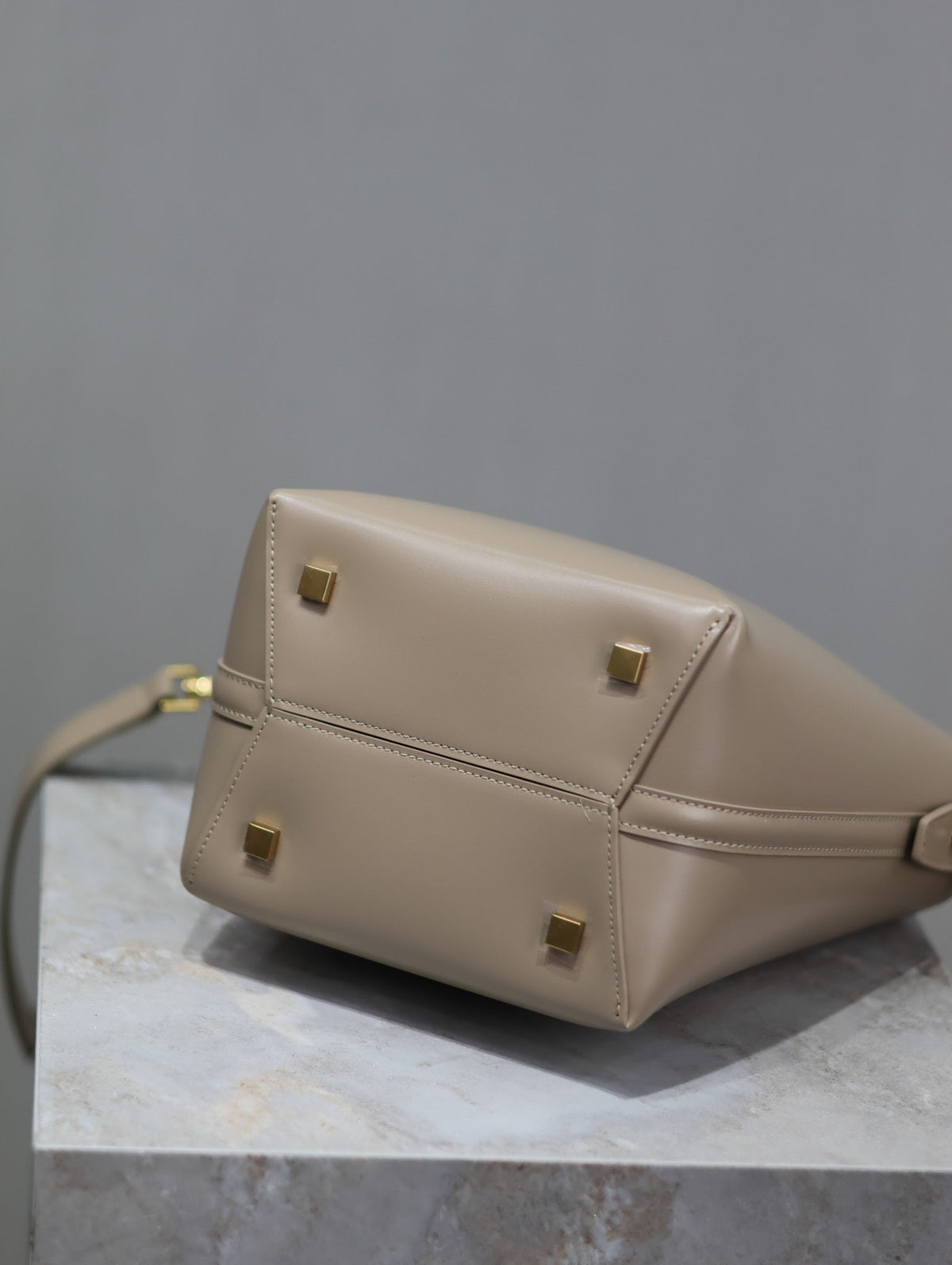 SAINT LAURENT YSL 25S LE 37 BUCKET 20 IN BEIGE CALFSKIN GOLD HARDWRE