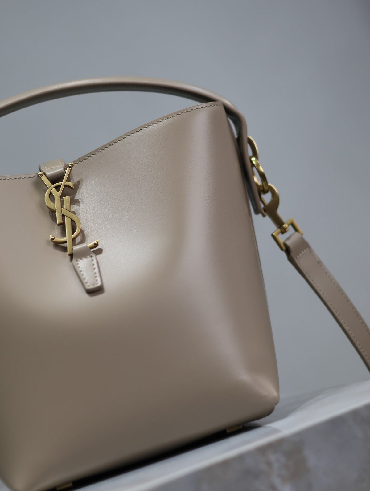 SAINT LAURENT YSL 25S LE 37 BUCKET 20 IN BEIGE CALFSKIN GOLD HARDWRE