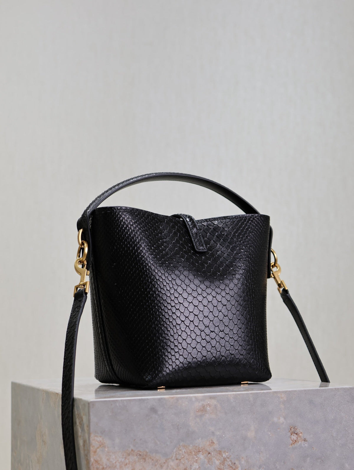 SAINT LAURENT YSL 25S LE 37 20 IN BLACK SNAKE EMBOSSED CALFSKIN GOLD HARDWRE