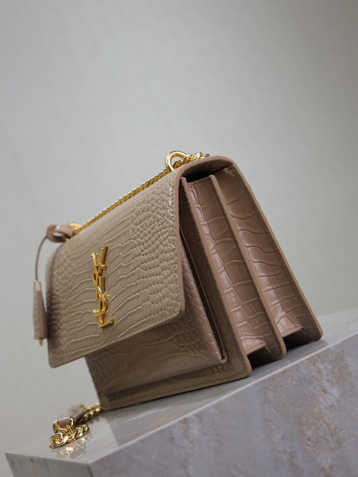 SAINT LAURENT YSL 25S SUNSET MEDIUM 22 IN NUDE CROCODILE-EMBOSSED SHINY CALFSKIN GOLD HARDWARE