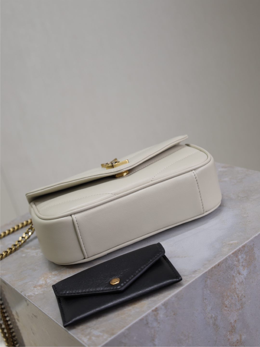 SAINT LAURENT LOULOU MINI 20 IN WHITE SHEEPSKIN GOLD HARDWARE