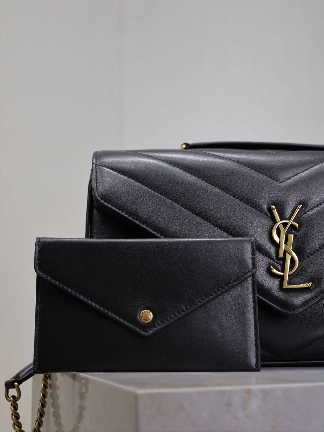 SAINT LAURENT LOULOU MEDIUM 29 IN BLACK SHEEPSKIN GOLD HARDWARE