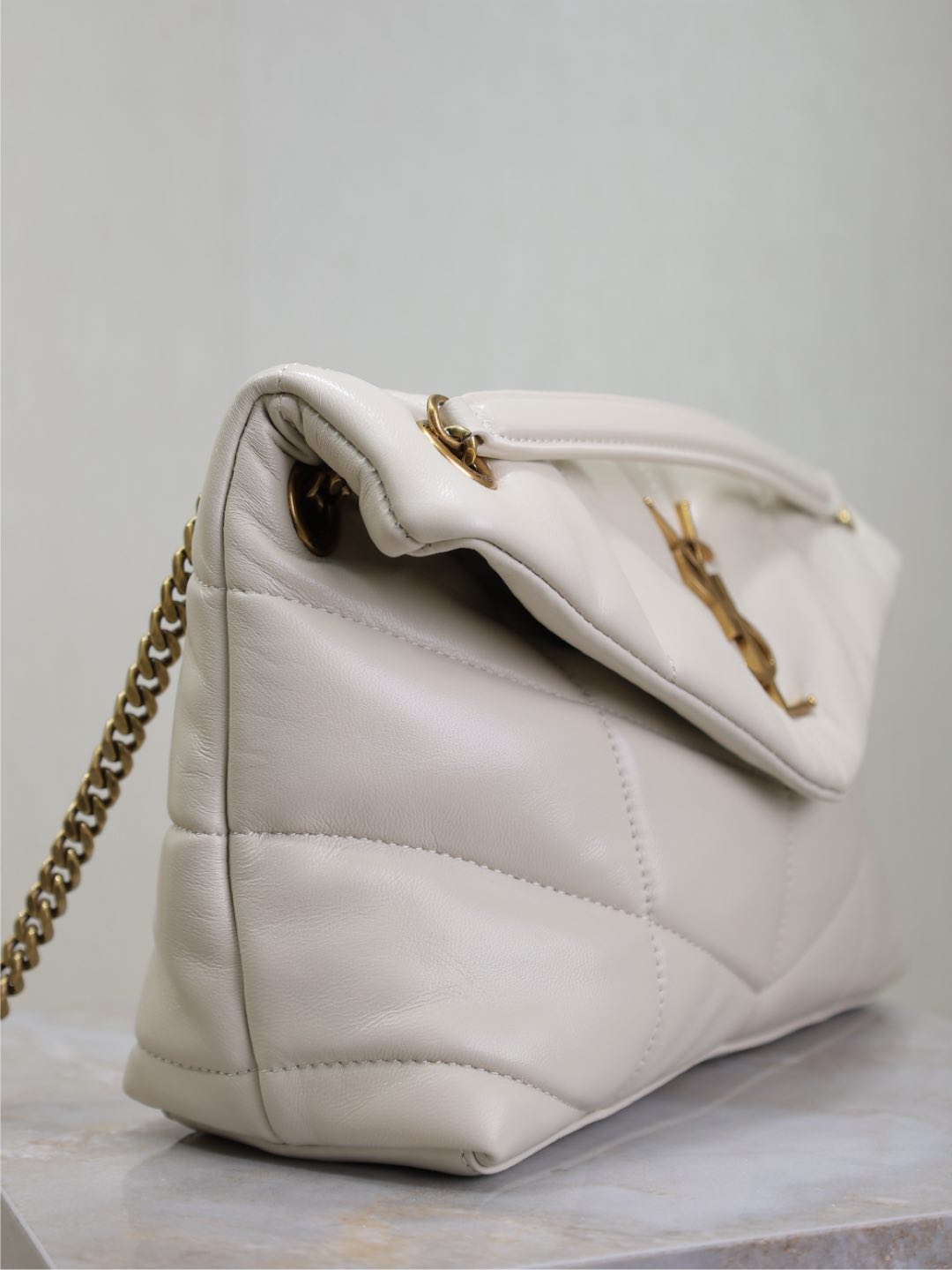 SAINT LAURENT YSL 25S LOULOU PUFFER MM 29 IN BLANC VINTAGE CALFSKIN GOLD HARDWRE
