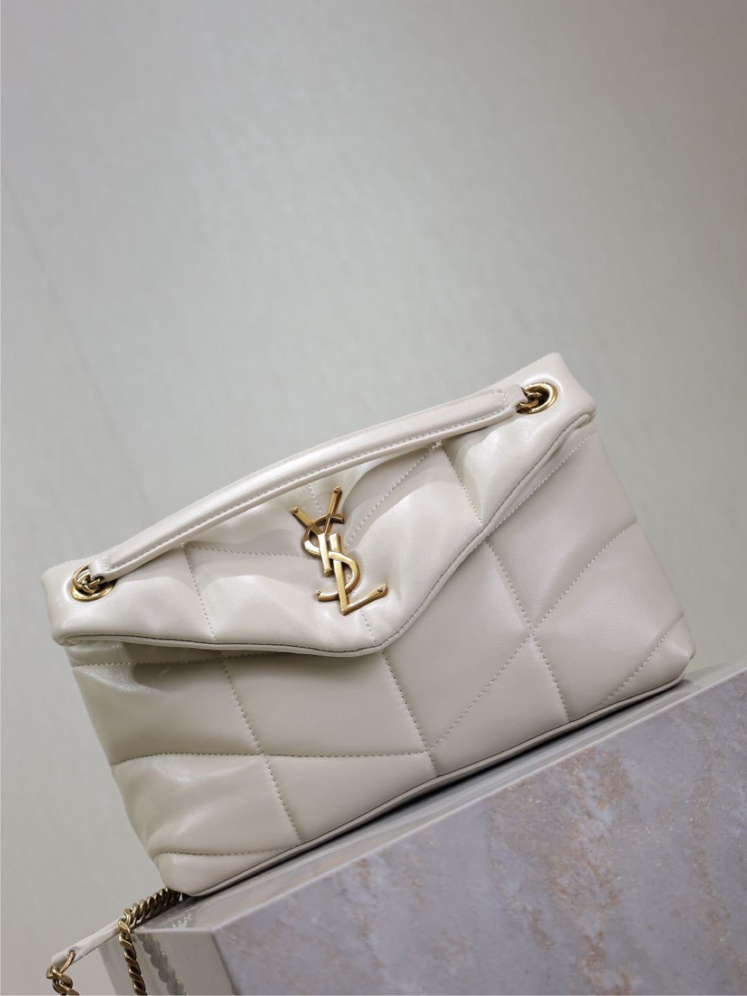 SAINT LAURENT YSL 25S LOULOU PUFFER MM 29 IN BLANC VINTAGE CALFSKIN GOLD HARDWARE