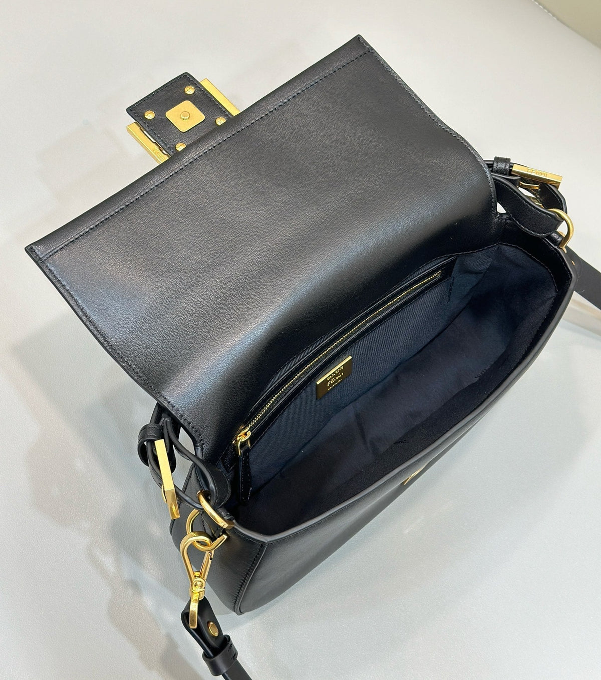 FENDI BAGUETTE 27 IN BLACK SMOOTH CALFSKIN GOLD HARDWARE