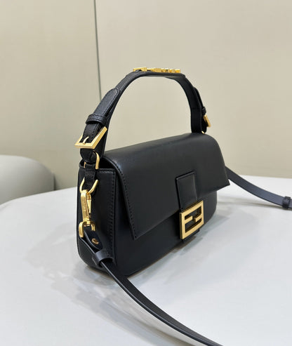 FENDI BAGUETTE 27 IN BLACK SMOOTH CALFSKIN GOLD HARDWARE