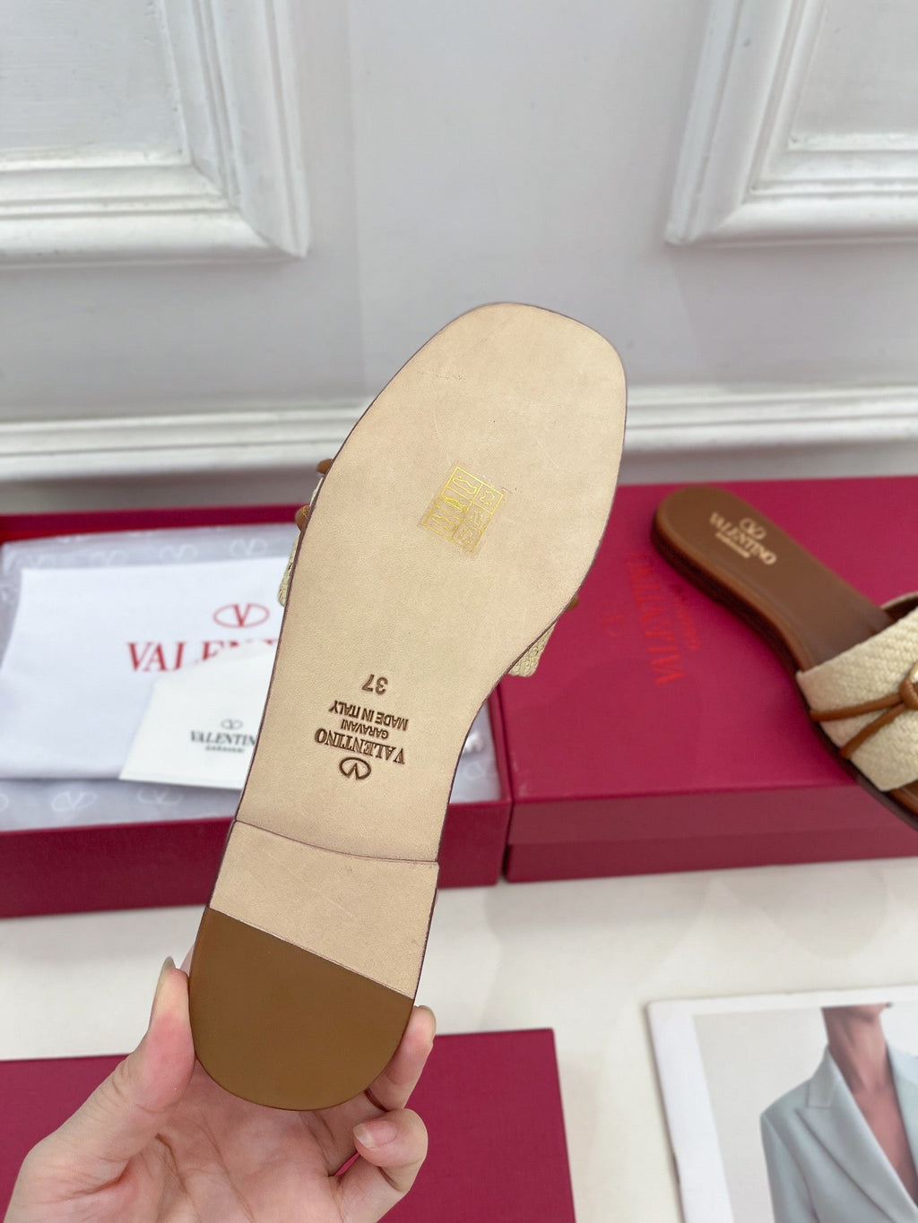 GARAVANI V LOGO SIGNATURE SLIDE IN BEIGE RAFFIA AND BROWN CALFSKIN