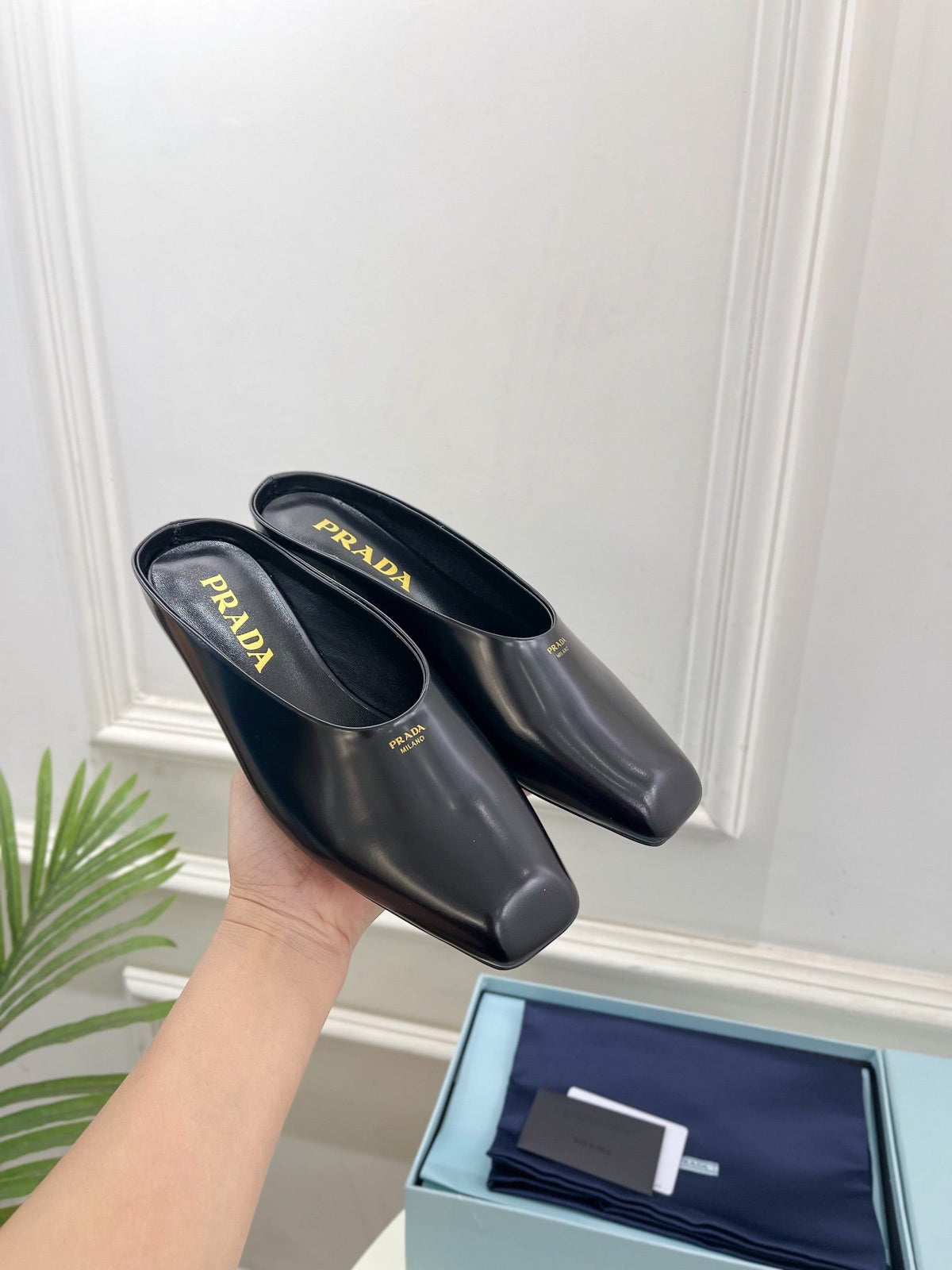 PRADA MULES SQUARE TOE IN BLACK SMOOTH LAMBSKIN
